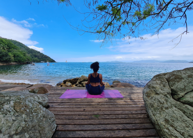 Yoga ao Entardecer – Movimentos que Conectam